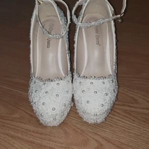 White and pearl wedding wedges